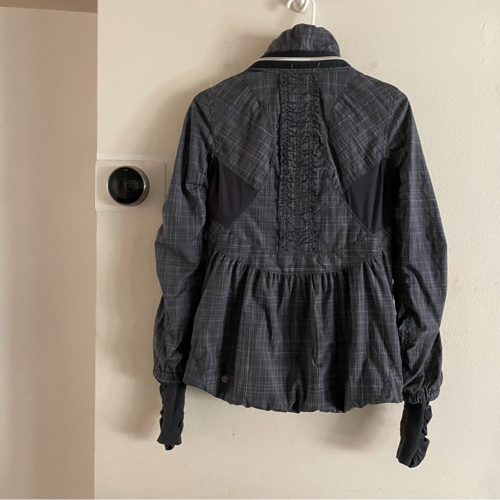 Lululemon jacket size 4